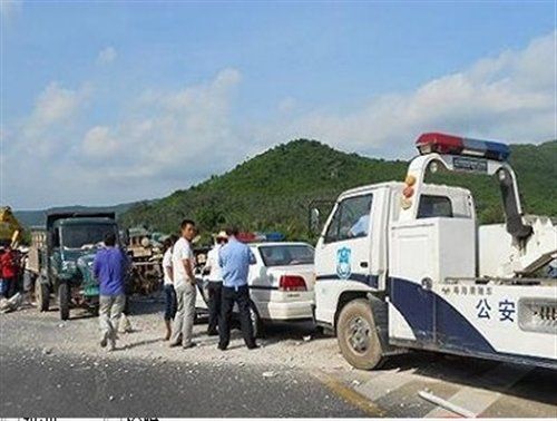 三亞高速農用車撞飛護欄 肇事司機潛逃 汽車之家