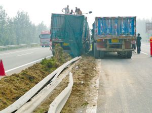 8月23日清晨，一輛大貨車在青蘭高速邯鄲市廣平段撞上護(hù)欄，闖進(jìn)綠化帶，違章行駛?cè)氖缀蟛艅x住車。